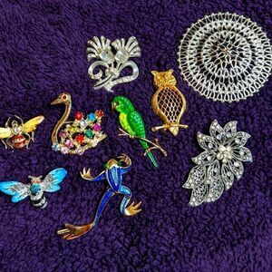 Lot of vintage brooches 